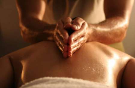  Homme propose massage