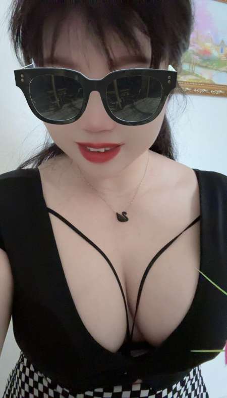  Femme asiatique gros seins