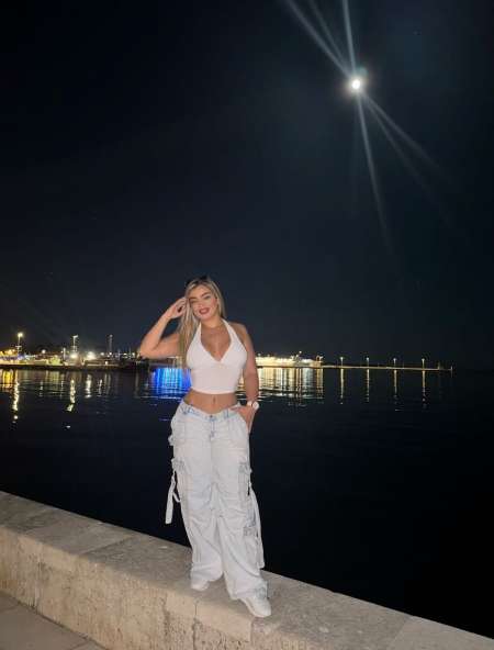 Belle Blonde Latina de passage