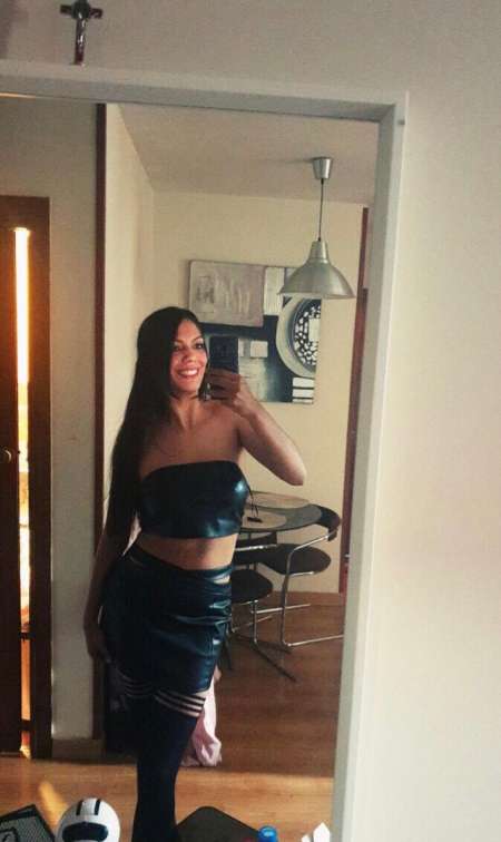 BELLE JEUNE BRUNE SYMPA