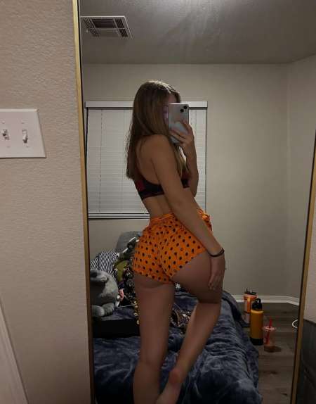 Femme charmante libre maintenant