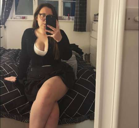 Femme f�minine avec des courbes assum�es