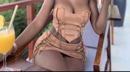 P�tillante et charmante sur l��tang sal�