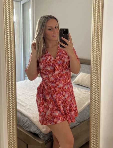 Jeune belle fille super sensuelle